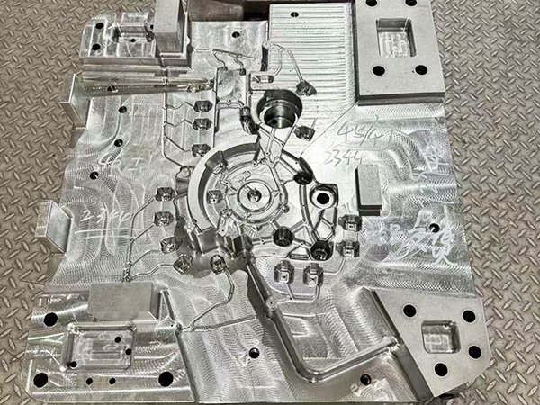 模具钢材真空热处...