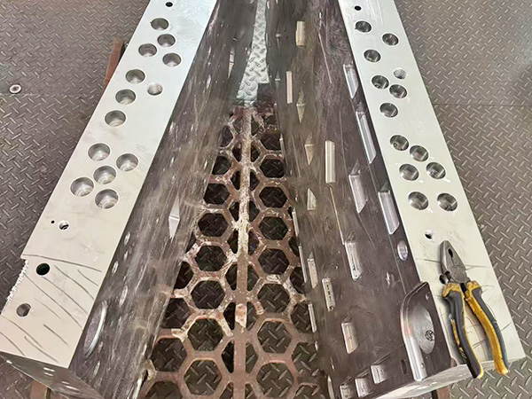 模具钢材真空热处...