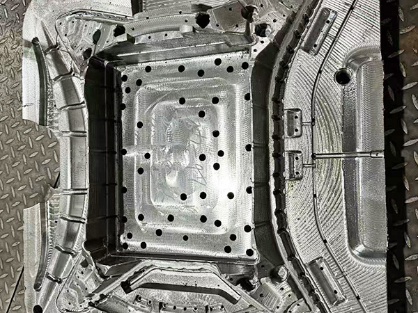 模具钢材真空热处...