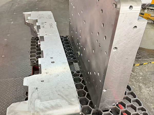 模具钢材真空热处...